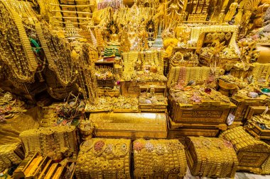 Nakhon Nayok, Tayland - 24 Nisan 2022: İç görünüm Naga Mağarası, Tayland Nakhon Nayok 'daki Maniwong Tapınağı' nda ibadet etmek ve iyi şanslar dilemek.