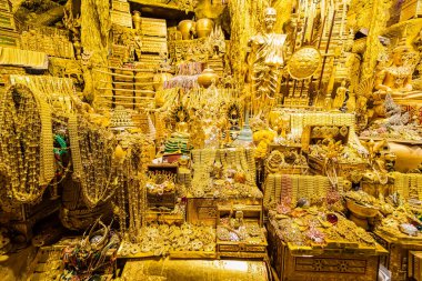 Nakhon Nayok, Tayland - 24 Nisan 2022: İç görünüm Naga Mağarası, Tayland Nakhon Nayok 'daki Maniwong Tapınağı' nda ibadet etmek ve iyi şanslar dilemek.