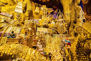 Nakhon Nayok, Tayland - 24 Nisan 2022: İç görünüm Naga Mağarası, Tayland Nakhon Nayok 'daki Maniwong Tapınağı' nda ibadet etmek ve iyi şanslar dilemek.