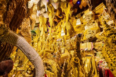 Nakhon Nayok, Tayland - 24 Nisan 2022: İç görünüm Naga Mağarası, Tayland Nakhon Nayok 'daki Maniwong Tapınağı' nda ibadet etmek ve iyi şanslar dilemek.