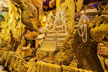 Nakhon Nayok, Tayland - 24 Nisan 2022: İç görünüm Naga Mağarası, Tayland Nakhon Nayok 'daki Maniwong Tapınağı' nda ibadet etmek ve iyi şanslar dilemek.