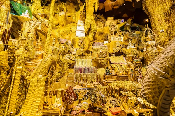 Nakhon Nayok, Tayland - 24 Nisan 2022: İç görünüm Naga Mağarası, Tayland Nakhon Nayok 'daki Maniwong Tapınağı' nda ibadet etmek ve iyi şanslar dilemek.