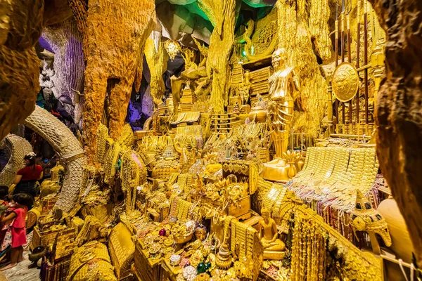 Nakhon Nayok, Tayland - 24 Nisan 2022: İç görünüm Naga Mağarası, Tayland Nakhon Nayok 'daki Maniwong Tapınağı' nda ibadet etmek ve iyi şanslar dilemek.