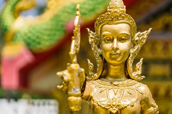 Nakhon Nayok, Tayland - 24 Nisan 2022 Nakhon Nayok, Tayland 'daki Maniwong Tapınağı' nda altın melek heykeli.