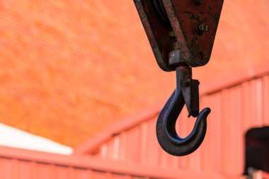 Büyük çelik vinç kancası.