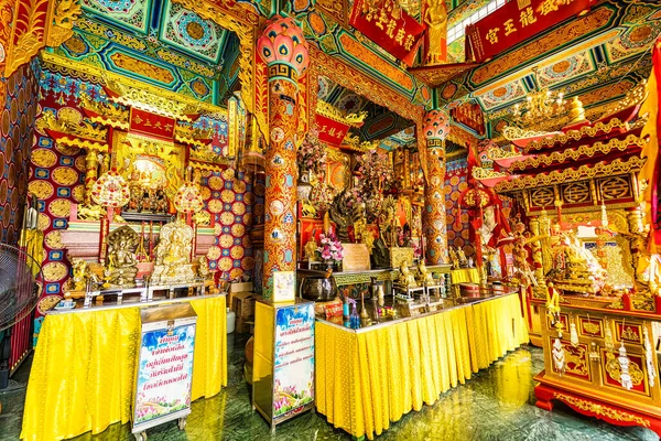 Nakhon Sawan, Tayland - 23 Mart 2022 Tapınak Yılan Kralı Chan Sen insanların tanrılara tapması için yaratılmış bir Çin tapınağıdır..