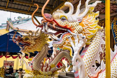 Nakhon Sawan, Tayland - 23 Mart 2022: Tapınak Yılanı Kral Chan Sen 'deki ejderha heykeli insanların tanrılara tapması için yaratılmış bir Çin tarzı tapınaktır..