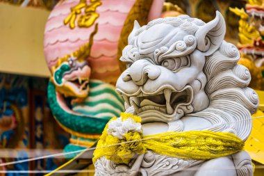 Nakhon Sawan, Tayland - 23 Mart 2022 Tapınak Yılanı Kral Chan Sen 'deki taş aslan heykeli insanların tanrılara tapması için yaratılmış bir Çin tarzı tapınaktır..