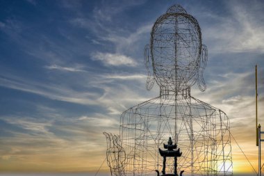 Büyük bir Buda heykeli üzerine demir bir çerçeve inşa ediliyor..