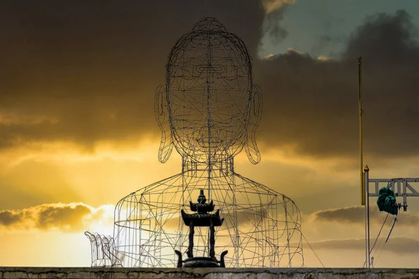 Büyük bir Buda heykeli üzerine demir bir çerçeve inşa ediliyor..