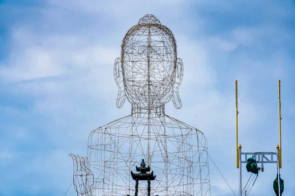 Büyük bir Buda heykeli üzerine demir bir çerçeve inşa ediliyor..