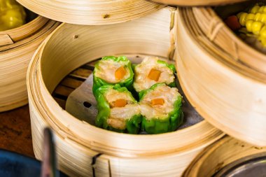 Bambu buhar kaplarında çeşitli Dim Sum çeşitleri
