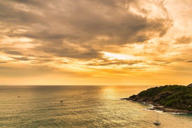 Güneş gün batımında Phuket, Tayland 'daki Promthep Burnu' nda batıyor..