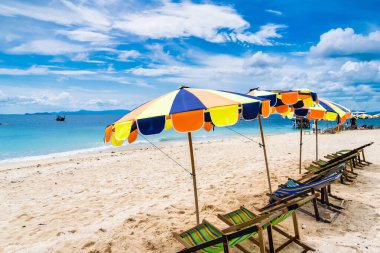 Phuket, Tayland - Mayıs 08, 2022: Khai Nok Adası Tayland 'ın en ünlü adalarından biridir. Kristal berrak su ve beyaz kumsal plajı.