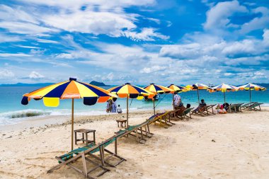 Phuket, Tayland - Mayıs 08, 2022: Khai Nok Adası Tayland 'ın en ünlü adalarından biridir. Kristal berrak su ve beyaz kumsal plajı.