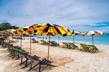 Phuket, Tayland - Mayıs 08, 2022: Khai Nok Adası Tayland 'ın en ünlü adalarından biridir. Kristal berrak su ve beyaz kumsal plajı.