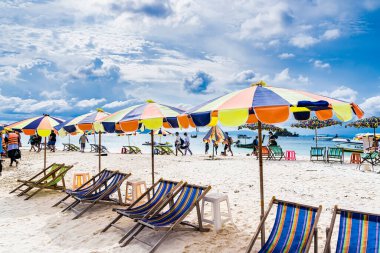 Phuket, Tayland - Mayıs 08, 2022: Khai Nok Adası Tayland 'ın en ünlü adalarından biridir. Kristal berrak su ve beyaz kumsal plajı.