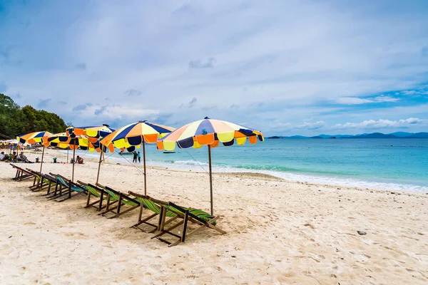 Phuket, Tayland - Mayıs 08, 2022: Khai Nok Adası Tayland 'ın en ünlü adalarından biridir. Kristal berrak su ve beyaz kumsal plajı.