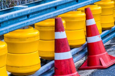 Plastik bariyerler Tayland yolunu kapatıyor.