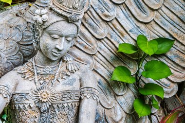 Heykel güzel ve doğal olması için bahçeyi süslemek için kullanılıyor..