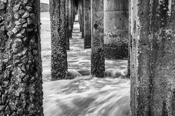 Immagine Bianco Nero View Sotto Ponte Passerella Molo Dalla Spiaggia — Foto Stock