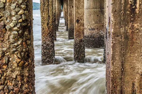 Uitzicht Onder Brug Loopbrug Bij Pier Van Het Strand Naar — Stockfoto