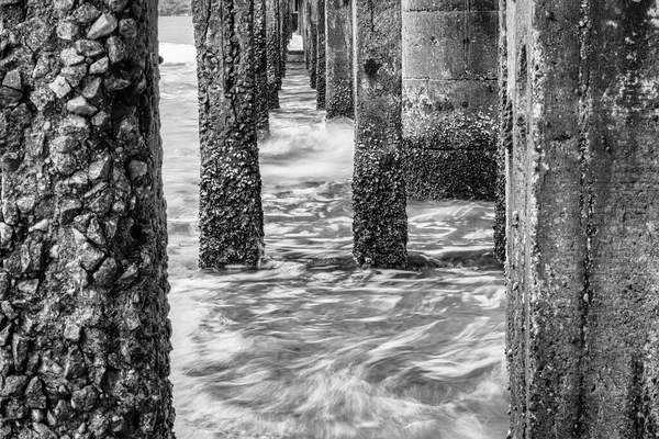 Czarno Biały Obraz Widok Pod Mostem Chodnik Molo Plaży Morza — Zdjęcie stockowe