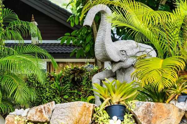 Posąg Służy Dekoracji Ogrodu Aby Był Piękny Naturalny — Zdjęcie stockowe