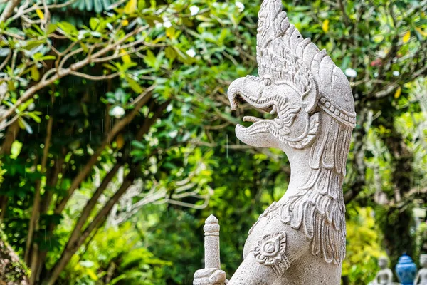 Die Statue Wird Verwendet Den Garten Schön Und Natürlich Gestalten — Stockfoto