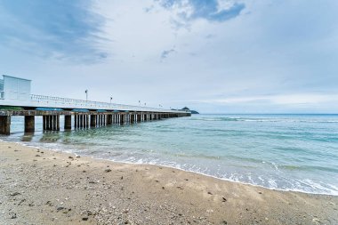 Gün batımında rıhtımın yan görüntüsü. Tayland..