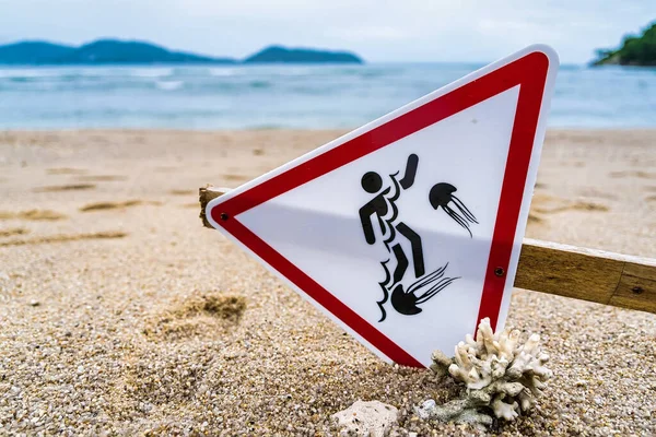 在海里游泳的警告标志 注意放在海滩上的水母 — 图库照片