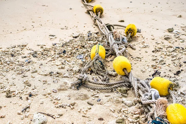 Sarı şamandıraları sahilde iple kapatın.