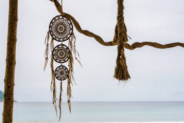 Deniz kenarında asılı bir düş kapanı