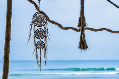 Deniz kenarında asılı bir düş kapanı