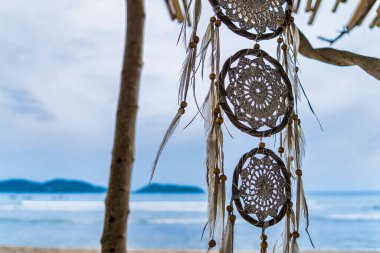 Deniz kenarında asılı bir düş kapanı