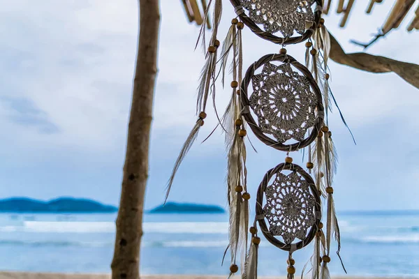 Deniz kenarında asılı bir düş kapanı