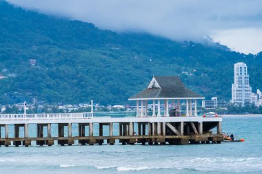 Sabah kumsaldaki rıhtımın yan görüntüsü. Tayland.