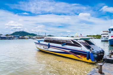 Phuket, Tayland - Mayıs 08, 2022: Turistler yaz tatilinde Phuket, Tayland 'da Andaman Denizi tropikal sahillerinde sürat teknesiyle seyahat edecekler.