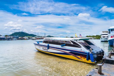 Phuket, Tayland - Mayıs 08, 2022: Turistler yaz tatilinde Phuket, Tayland 'da Andaman Denizi tropikal sahillerinde sürat teknesiyle seyahat edecekler.