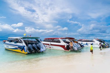 Phuket, Tayland - Mayıs 08, 2022: Turistler yaz tatilinde Phuket, Tayland 'da Andaman Denizi tropikal sahillerinde sürat teknesiyle seyahat edecekler.