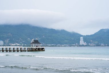 Sabah kumsaldaki rıhtımın yan görüntüsü. Tayland.