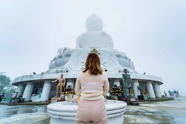 Phuket, Tayland - Mayıs 08, 2022 Phuket, Tayland 'da sisli bir günde en büyük beyaz Buda