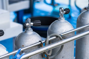 Phuket, Tayland - Mayıs 08, 2022: Phuket, Tayland 'da teknede tüplü dalış için Oxigen tankları.