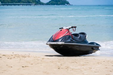 Phuket, Tayland - Mayıs, 07, 2022 Sürat teknesi, Covid 19 virüsünün salgını sonrası, turistlerin Koh Lan adasında bir tura çıkmalarını bekliyor..