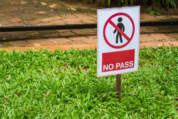 禁止入内标志于公园内的绿草范围内 — 图库照片