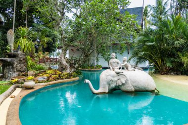 Phuket, Tayland - Mayıs, 08, 2022 Thavorn Beach Village Resort & Spa 'nın yüzme havuzunda fil heykeli.