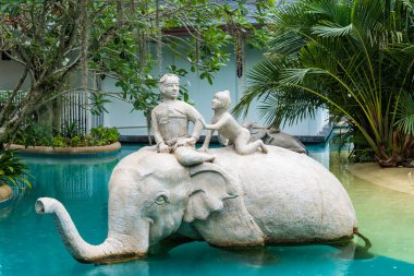 Phuket, Tayland - Mayıs, 08, 2022 Thavorn Beach Village Resort & Spa 'nın yüzme havuzunda fil heykeli.