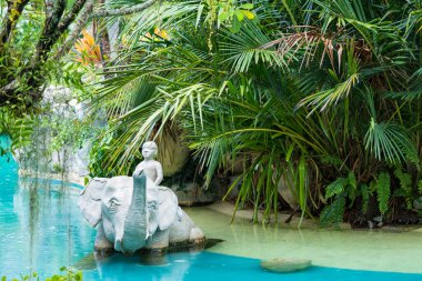 Phuket, Tayland - Mayıs, 08, 2022 Thavorn Beach Village Resort & Spa 'nın yüzme havuzunda fil heykeli.