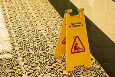 Temizlik ve dikkat ıslak zemin sembolü temizleme.