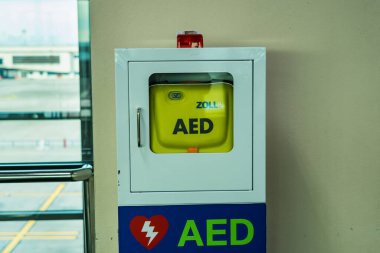 Bangkok, Tayland - Mayıs, 07, 2022: Otomatik taşınabilir dış defibrilatör (AED) Don Mueang Havalimanı Bangkok, Tayland.
